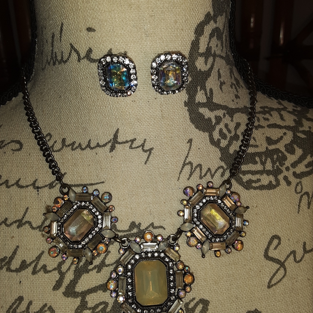CLAIRE'S EARING AND NECKLACE SET